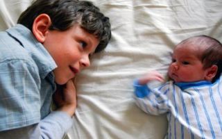 Ревность старшего ребенка к новорожденному: советы психолога и что делать