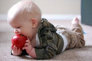 Со скольки месяцев можно давать яблоко ребенку и как приготовить прикорм