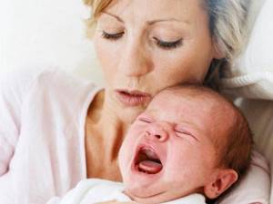 Ребенок отказывается от грудного молока и плачет: почему, что делать
