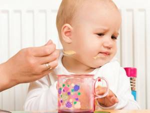 Ребенок не ест прикорм: что делать, если грудничок отказывается, как приучить