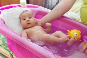 Как развести марганцовку для купания новорожденного: сколько нужно добавлять