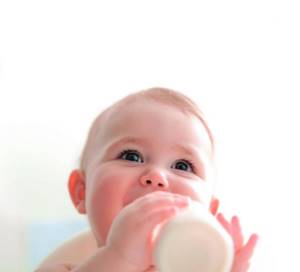 Можно ли смешивать грудное молоко и смесь в одной бутылочке: особенности