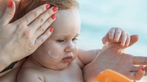 У ребенка шелушится кожа на голове, щеках, теле и ушках