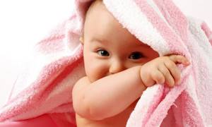 Подмывание новорожденного: как правильно держать, алгоритм действий