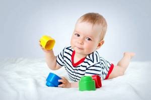 Что ребенок должен уметь в 9 месяцев: физическое и эмоциональное развитие, как играть
