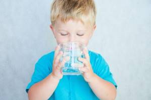 Сколько воды нужно давать грудничку в день: как его приучить пить