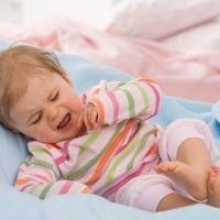 После смеси ребенок не спит: причины и что делать, полезные советы