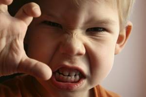 Агрессивное поведение ребенка: причины, как себя вести и справиться с проявлениями