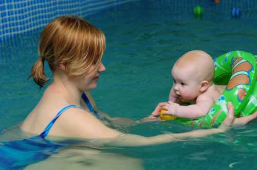 Бассейн для грудничков: обучение плаванию и занятия