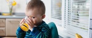 Как вводить сок в прикорм, со скольки месяцев можно давать ребенку и какие