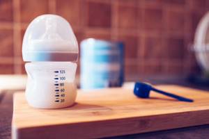 Как приготовить смесь для новорожденных правильно: какой водой разводить