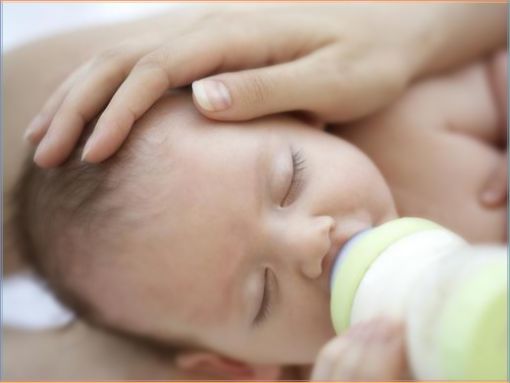 Лечебные смеси для новорожденных: когда назначаются и как кормить