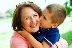 Обязана ли бабушка сидеть с внуками: роль в воспитании, как должна себя вести