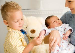 Ревность старшего ребенка к новорожденному: советы психолога и что делать