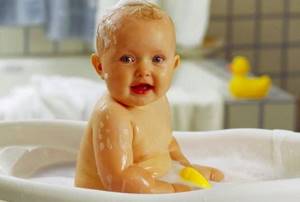 Подмывание новорожденного: как правильно держать, алгоритм действий