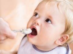 С какого возраста можно давать ячневую кашу ребенку: правила питания грудничка