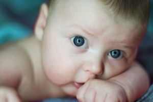 Когда новорожденный начинает видеть: нормы развития зрения по месяцам и отклонения