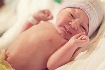 Когда отпадает прищепка с пупка у новорожденного: на какой день и что делать дальше