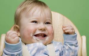 Ребенок срыгивает через час после кормления: причины