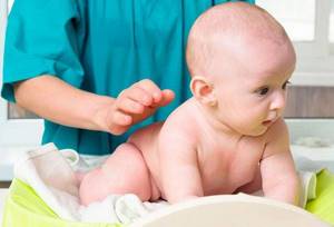 Режим дня ребенка в 5 месяцев на грудном и искусственном вскармливании: таблица