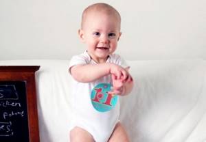 Развитие ребенка в 11 месяцев: что должен уметь, вес и рост, как играть
