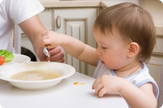 До какого возраста кормить ребенка грудным молоком, как бросить