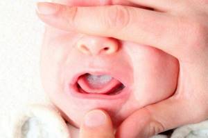 Ребенок при кормлении выгибается и плачет: почему