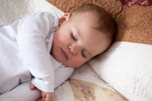 Грудной ребенок плохо спит ночью, часто просыпается: что делать