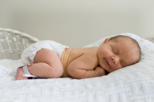 Почему младенец часто срыгивает после кормления