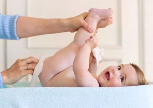Как часто менять подгузник новорожденному: правила для мальчиков и девочек