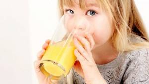 Как вводить сок в прикорм, со скольки месяцев можно давать ребенку и какие