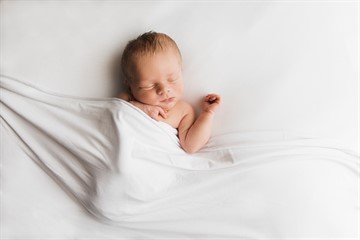 Режим дня новорожденного по месяцам: таблица распорядка, сон и бодрствование