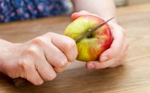Как запечь яблоко в микроволновке для грудничка, или в мультиварке и духовке
