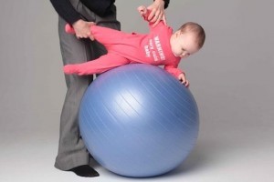 Мяч гимнастический для грудничков: как выбрать
