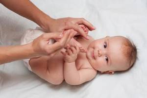 Гимнастика для грудничков в 2 месяца: общие правила и техника проведения