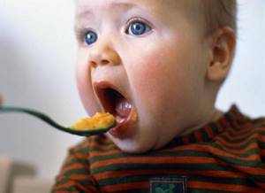 Почему ребенок после кормления смесью срыгивает