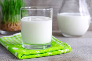 Можно ли молоко при грудном вскармливании и другие молочные продукты