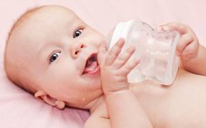 Вода ребенку при грудном вскармливании: когда можно и нужно давать