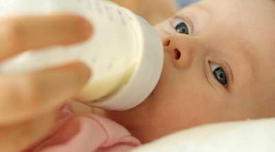 Лечебные смеси для новорожденных: когда назначаются и как кормить