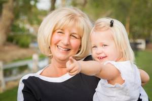 Обязана ли бабушка сидеть с внуками: роль в воспитании, как должна себя вести