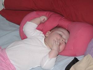 Лучшая подушка для ребенка: какую и как выбрать в кроватку правильно
