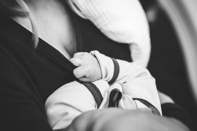 Кормить ребенка во сне грудным молоком: к чему
