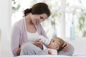 Почему младенец часто срыгивает после кормления