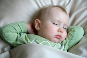 Грудничок храпит во сне: почему, что делать родителям