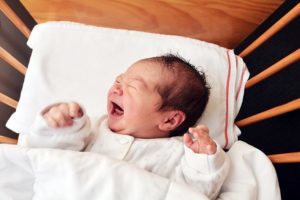 Почему у грудного ребенка сильно потеет голова во время сна