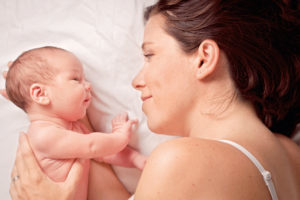 Когда ребенок начинает узнавать маму: сроки, особенности развития зрения у новорожденного
