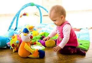 Что ребенок должен уметь в 9 месяцев: физическое и эмоциональное развитие, как играть