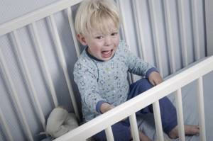 Ребенок просыпается ночью с истерикой: причины и что делать