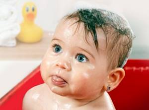 У ребенка шелушится кожа на голове, щеках, теле и ушках