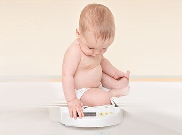Развитие ребенка в 11 месяцев: что должен уметь, вес и рост, как играть